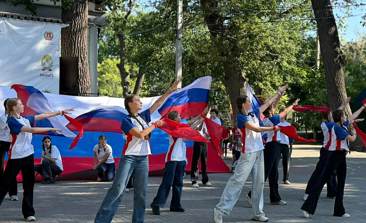 В детских лагерях Волгоградской области отпраздновали День флага России